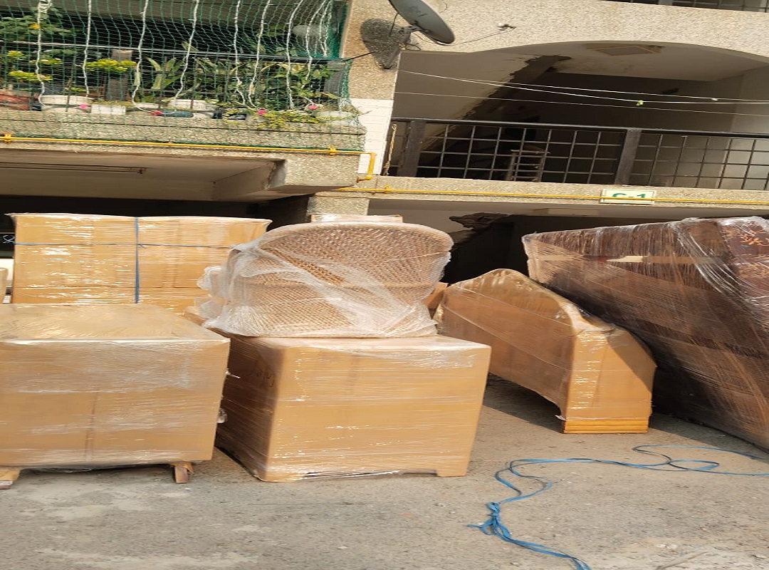 Professional furniture packing with bubble wrap and stretch film